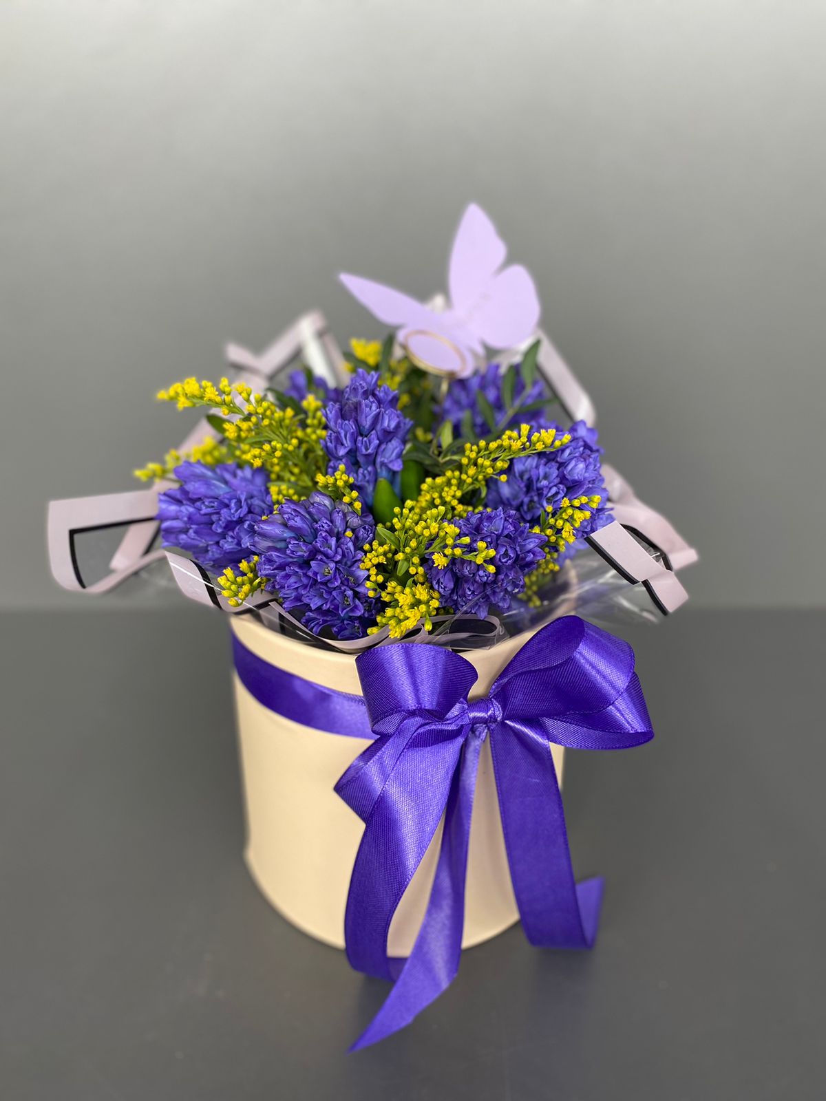 Гиацинты в коробке  из цветов