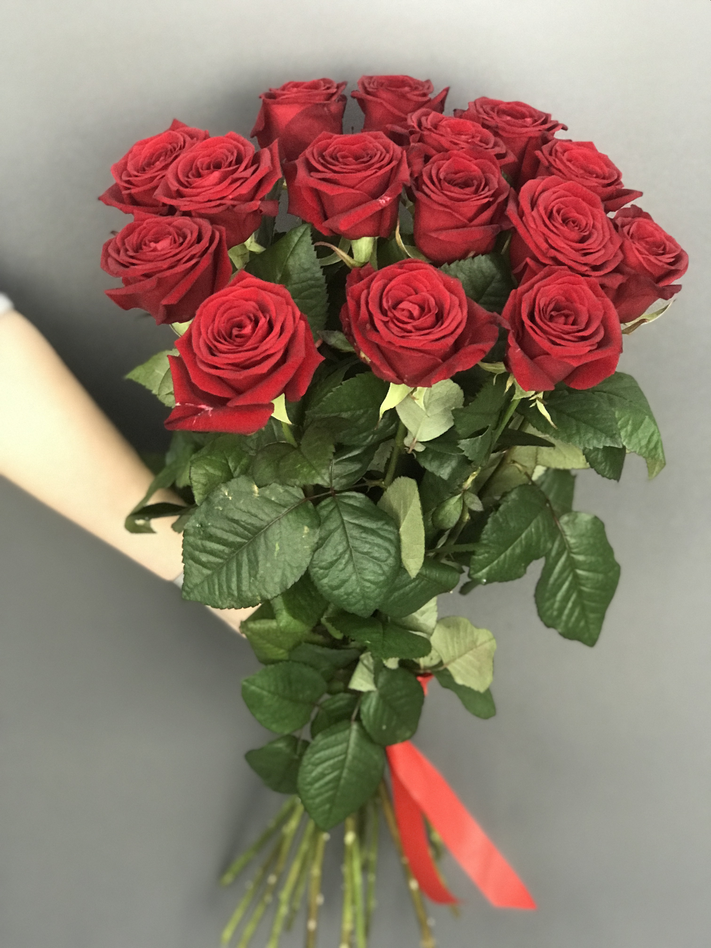 Букет "15 красных роз" - Цветочный салон ЦветкоFF Тюмень